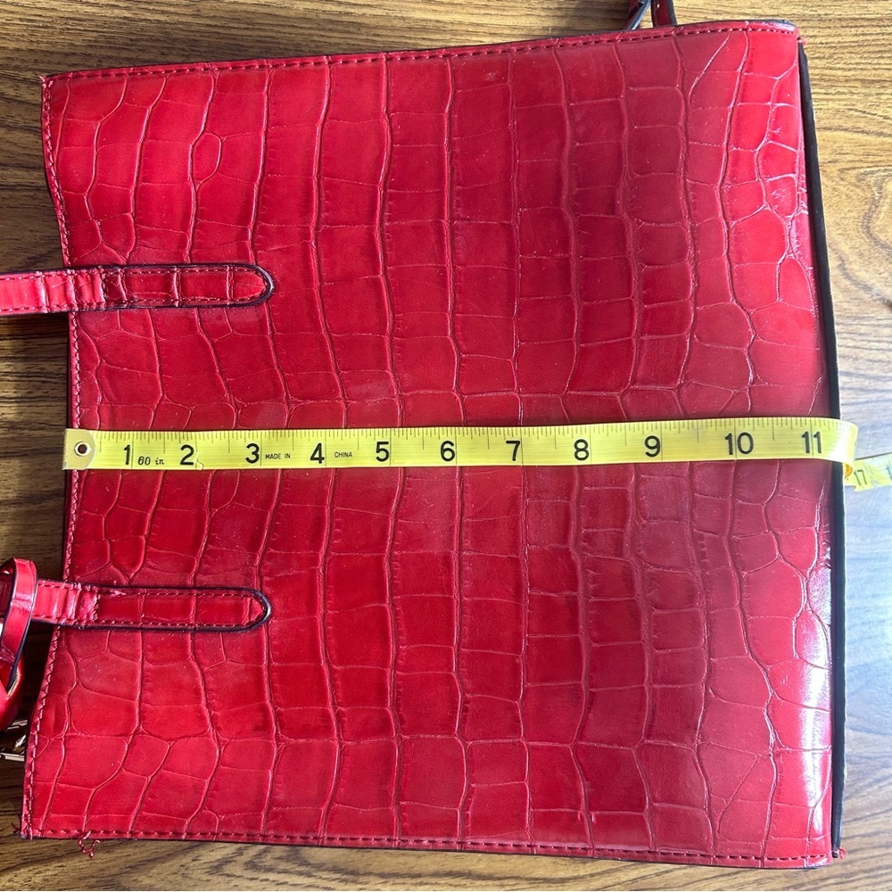 Vibrant Red Crocodile Embossed Shoulder Bag Adjustable Strap Zip Closure - Picture 5 of 11